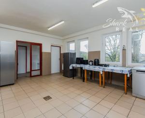  Na predaj ubytovací objekt v obci Koškovce – 26 izieb, parkovanie, garáže 