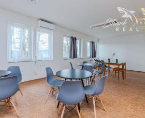  Na predaj ubytovací objekt v obci Koškovce – 26 izieb, parkovanie, garáže 