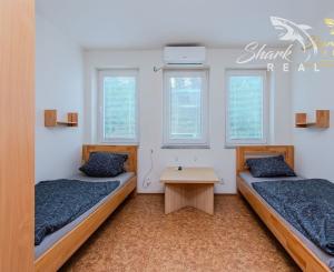  Na predaj ubytovací objekt v obci Koškovce – 26 izieb, parkovanie, garáže 