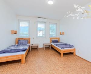  Na predaj ubytovací objekt v obci Koškovce – 26 izieb, parkovanie, garáže 