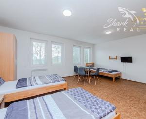  Na predaj ubytovací objekt v obci Koškovce – 26 izieb, parkovanie, garáže 