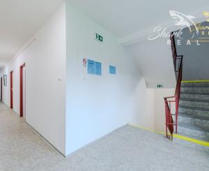  Na predaj ubytovací objekt v obci Koškovce – 26 izieb, parkovanie, garáže 