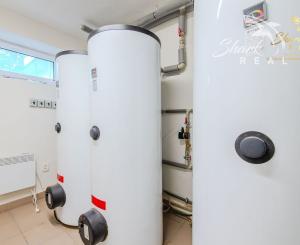  Na predaj ubytovací objekt v obci Koškovce – 26 izieb, parkovanie, garáže 