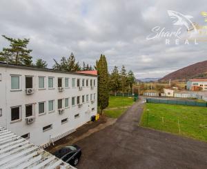  Na predaj ubytovací objekt v obci Koškovce – 26 izieb, parkovanie, garáže 