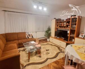 Na predaj 2- izbový byt na ulici Komenského s teraskou a záhradkou 