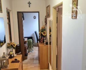 Na predaj 2- izbový byt na ulici Komenského s teraskou a záhradkou 