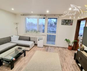 Na predaj 4-izbový byt v obľúbenej lokalite Trebišova – Komenského