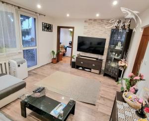 Na predaj 4-izbový byt v obľúbenej lokalite Trebišova – Komenského