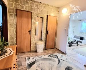 Na predaj 4-izbový byt v obľúbenej lokalite Trebišova – Komenského