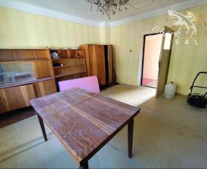 Stavebný pozemok so starším domom na predaj 