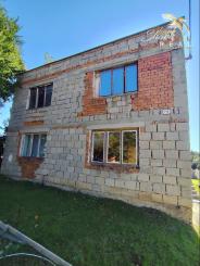 Stavebný pozemok so starším domom na predaj 