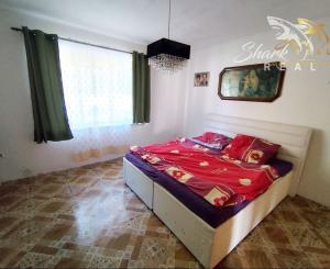 Stavebný pozemok so starším domom na predaj 