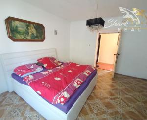 Stavebný pozemok so starším domom na predaj 