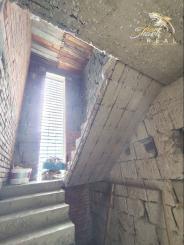 Stavebný pozemok so starším domom na predaj 