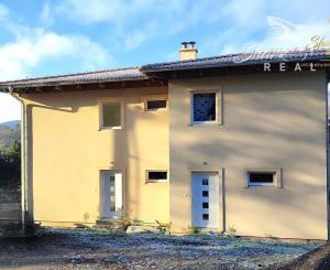 Byt v novostavbe so záhradou neďaleko tajchu Nová Baňa