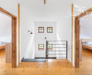 Krásna chata pod lesom s veľkým pozemkom.