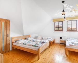 Krásna chata pod lesom s veľkým pozemkom.