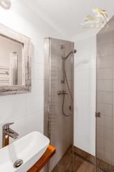 Krásna chata pod lesom s veľkým pozemkom.