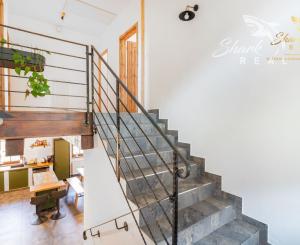 Krásna chata pod lesom s veľkým pozemkom.