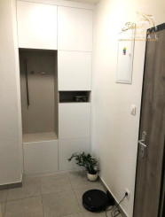 NOVOSTAVBA 2i byt Zariadený & VEĽKÁ TERASA &  Vyhradené Parkovacie miesto 