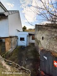 Rodinný dom s projektom a povolením v tichej časti Devínskej Novej Vsi