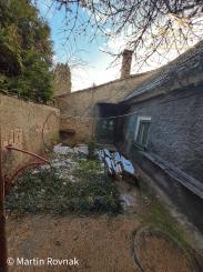 Rodinný dom s projektom a povolením v tichej časti Devínskej Novej Vsi