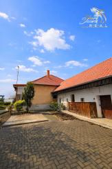 Na predaj: 3-izbový rodinný dom s veľkým pozemkom a rybníkom – len 6 km od Galanty!