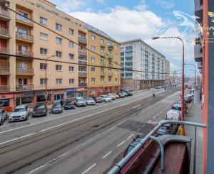 4i byt s otvorenou dispozíciou a 2 balkónmi v srdci Starého Mesta