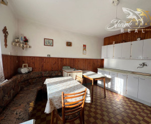 Rodinný dom s garážou.