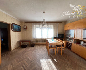 Rodinný dom s garážou.