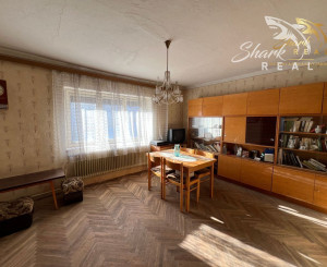 Rodinný dom s garážou.