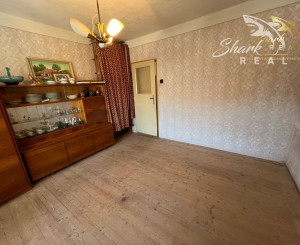 Rodinný dom s garážou.