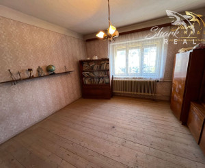 Rodinný dom s garážou.