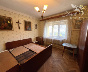 Rodinný dom s garážou.