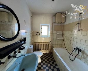 Rodinný dom s garážou.