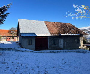 Rodinný dom s garážou.