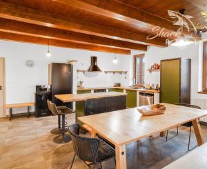 Krásna chata pod lesom s veľkým pozemkom.