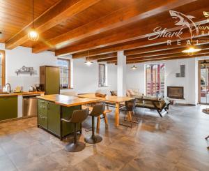 Krásna chata pod lesom s veľkým pozemkom.