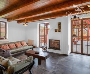 Krásna chata pod lesom s veľkým pozemkom.