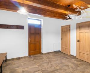 Krásna chata pod lesom s veľkým pozemkom.