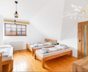 Krásna chata pod lesom s veľkým pozemkom.