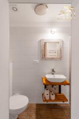 Krásna chata pod lesom s veľkým pozemkom.