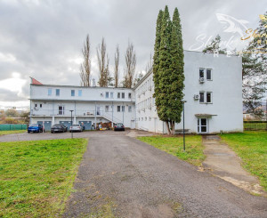 Predaj / Prenájom ubytovací objekt v obci Koškovce – 26 izieb, parkovanie, garáže 