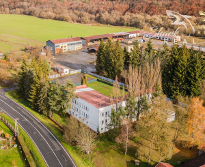  Predaj / Prenájom ubytovací objekt v obci Koškovce – 26 izieb, parkovanie, garáže 