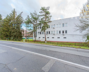  Predaj / Prenájom ubytovací objekt v obci Koškovce – 26 izieb, parkovanie, garáže 