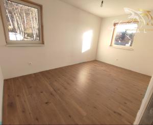 Byt v novostavbe so záhradou neďaleko tajchu Nová Baňa