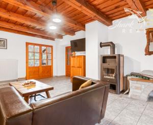 REZERVOVANÉ - Útulná chata usadená v krásnom prostredí Štiavnických vrchov