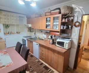 REZERVOVANÉ!! Na predaj 2- izbový byt na ulici Komenského s teraskou a záhradkou 