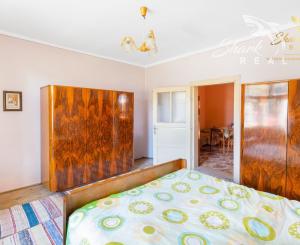 !ZNÍŽENÁ CENA! 6-izbový rodinný dom s veľkým pozemkom v Komjaticiach