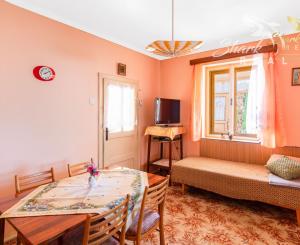 !ZNÍŽENÁ CENA! 6-izbový rodinný dom s veľkým pozemkom v Komjaticiach